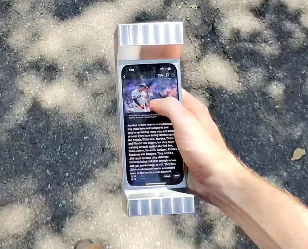 拿起來直接健身！2.7公斤「最重手機殼」開放預購，設計師：就是要你不想滑手機