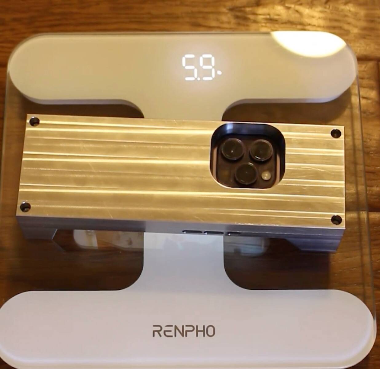 拿起來直接健身！2.7公斤「最重手機殼」開放預購，設計師：就是要你不想滑手機