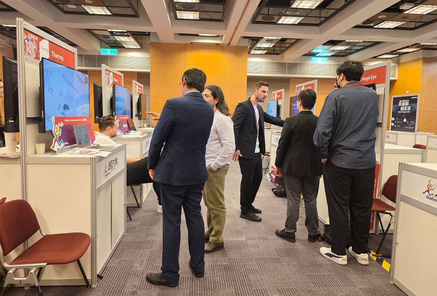 今年的通訊大賽國際賽也同樣吸引來自全球各地的新創團隊報名參與，入圍決賽的參賽者也都親臨現場，把握國際合作的機會。