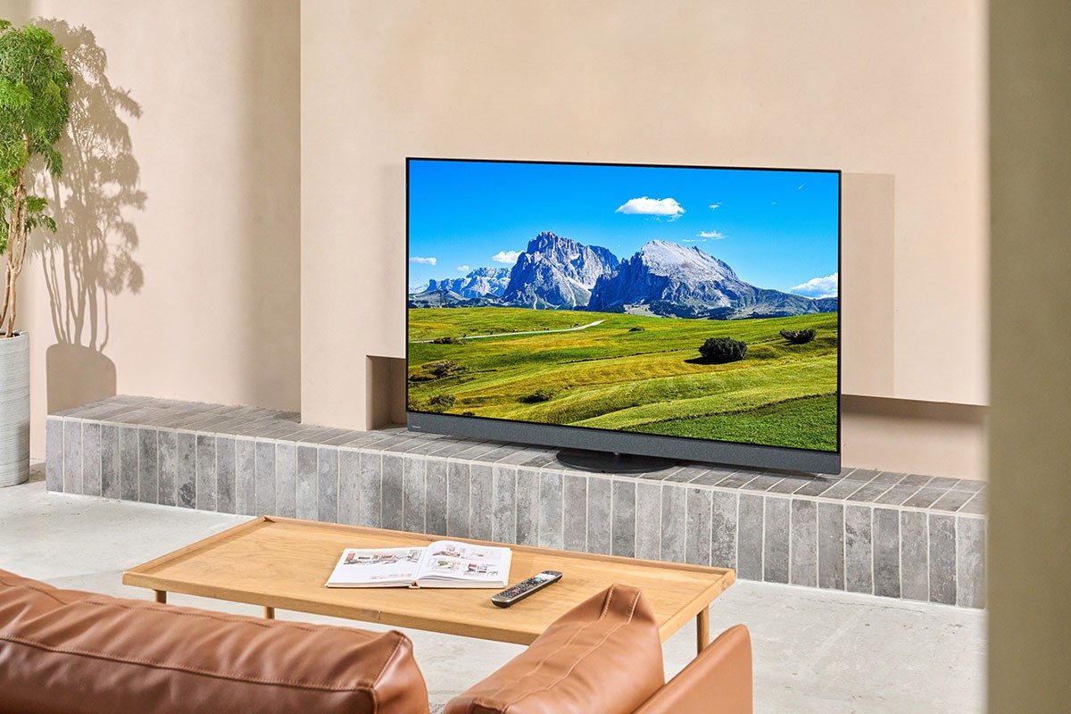 TV-65Z90BGT 採用 Panasonic Master OLED PRO 面板技術，亮度表現較傳統 OLED 顯著提升，同時具備更寬廣的動態範圍與層次表現。音響系統部分亦配置聲霸音箱，能提供清晰且具臨場感的聲音效果，整體影音體驗兼具亮度與音場平衡。