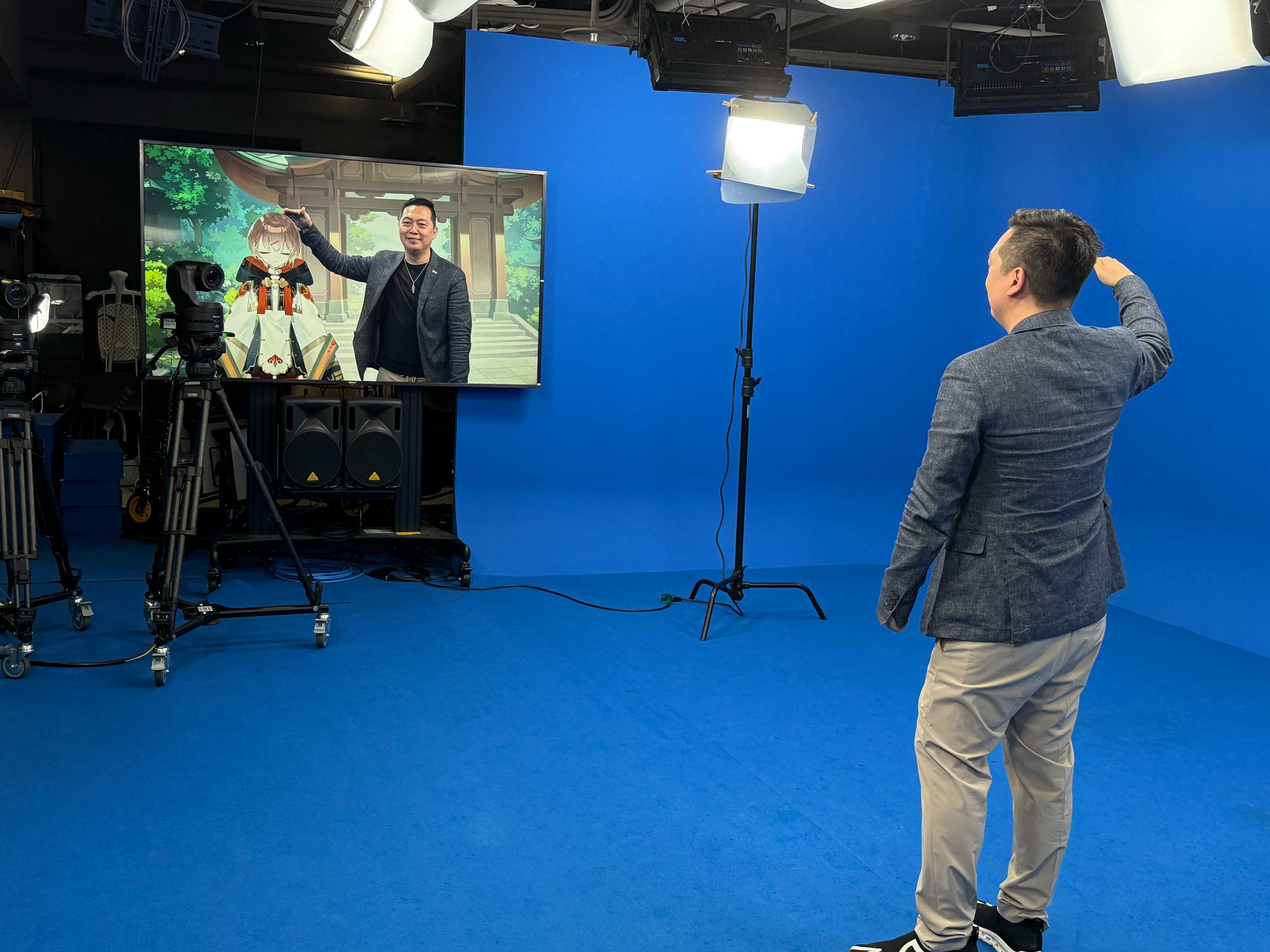 橘子集團原創中心總監胡明顒，於 G Studio 攝影棚現場示範與小緣的互動。