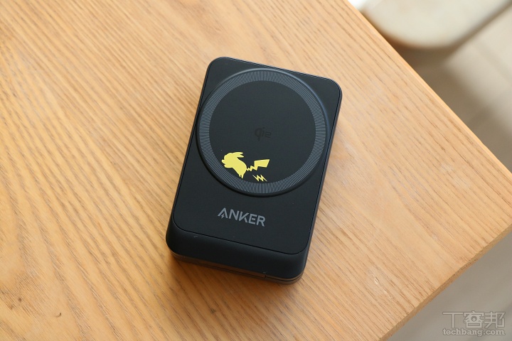 充電座正面印有皮卡丘剪影與通過 Qi2 認證標誌，可為支援 Qi2 的 iPhone 和 Android 手機提供最大 15W 的高功率無線充電，萌度與科技感兼具。 ▲ 充電座正面印有皮卡丘剪影與通過 Qi2 認證標誌，可為支援 Qi2 的 iPhone 和 Android 手機提供最大 15W 的高功率無線充電，萌度與科技感兼具。