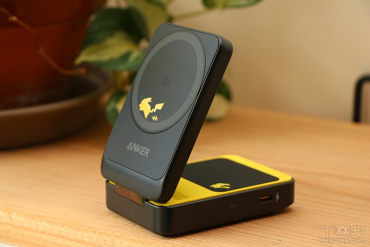 無線充電座以小巧可折疊設計，向上掀開後中段充電墊也配有皮卡丘的剪影輪廓，可為支援無線充電的藍牙耳機或 AirPods。 ▲ 無線充電座以小巧可折疊設計，向上掀開後中段充電墊也配有皮卡丘的剪影輪廓，可為支援無線充電的藍牙耳機或 AirPods。