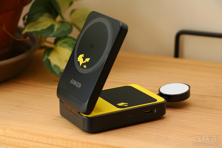 ▼ 只要輕輕翻出底部的 Apple Watch 無線充電模組，就能同時替手錶補電，無需額外設定或切換模式，操作直覺又便利，值得留意的是，底部也藏有皮卡丘圖示小巧思，同時配備四顆止滑墊設計，放桌上不易滑動。 ▲▼ 只要輕輕翻出底部的 Apple Watch 無線充電模組，就能同時替手錶補電，無需額外設定或切換模式，操作直覺又便利，值得留意的是，底部也藏有皮卡丘圖示小巧思，同時配備四顆止滑墊設計，放桌上不易滑動。