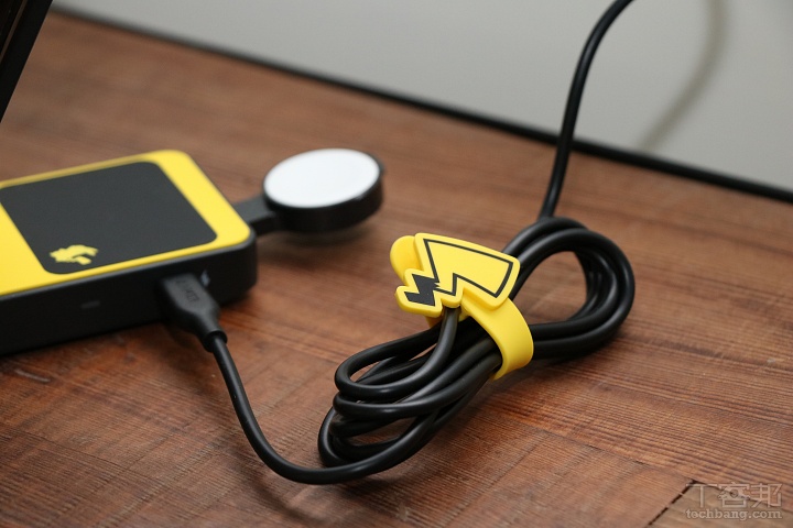 A8553 240W 快充線有附上皮卡丘尾巴與寶貝球造型束線帶，線材採用矽膠材質提升彎折柔軟度，放入包袋中也不易纏繞，搭配束線帶有助整齊收納線材，同時兼具療癒感。 ▲ A8553 240W 快充線有附上皮卡丘尾巴與寶貝球造型束線帶，線材採用矽膠材質提升彎折柔軟度，放入包袋中也不易纏繞，搭配束線帶有助整齊收納線材，同時兼具療癒感。