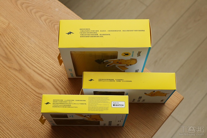 其中，皮卡丘磁吸無線充電器外包裝上可見「Made for Apple Watch」標章，代表此系列通過 Apple 原廠 MFW 認證，並支援最新 Qi2 無線快充標準，兼具效能與安全保證。