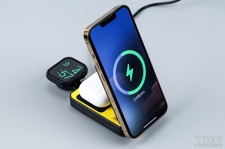 手機充電區磁吸力強勁，無論直立或橫放都能穩固對位，看影片也不會掉落。