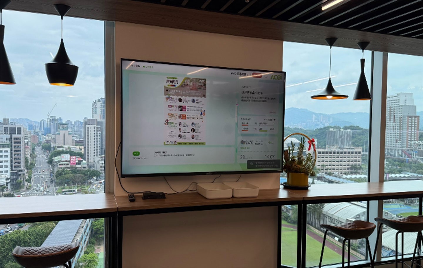 Acer 的大螢幕廣播系統，提供教育與公共空間更完善的資訊佈達甚至即時直播功能