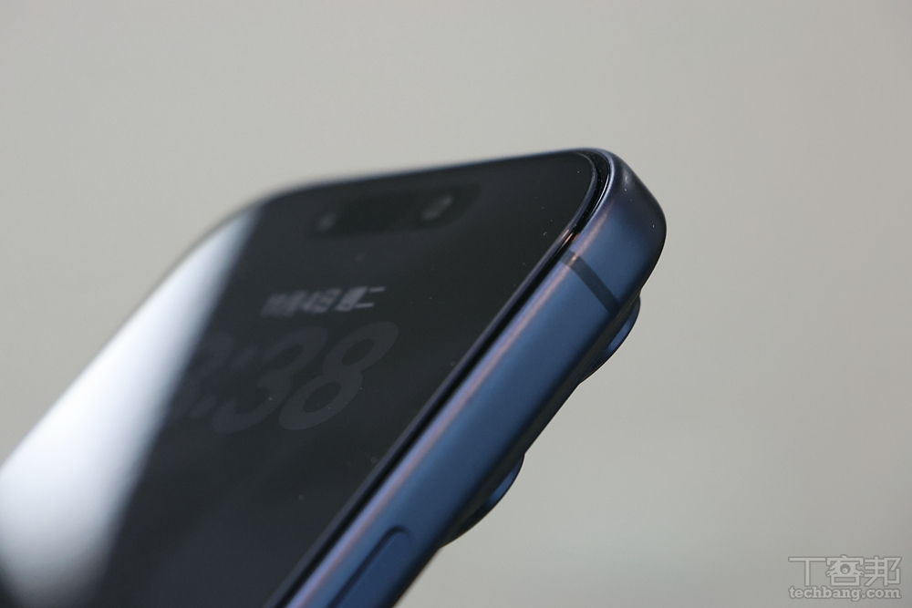 貼合之後就像這樣，具備一定的疏油疏水效果。