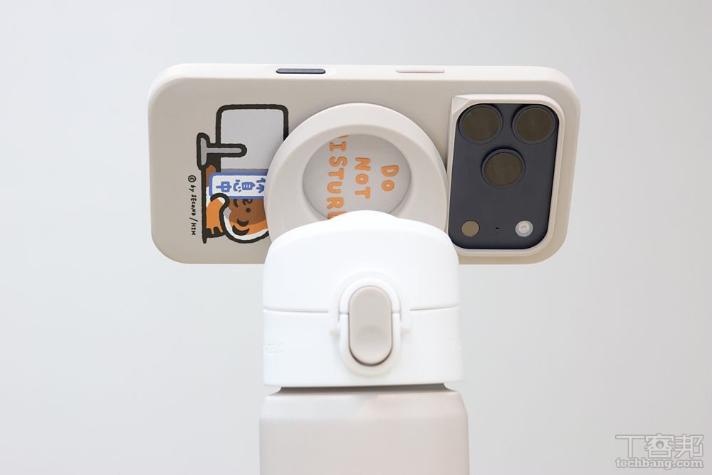 上面的磁吸支架還滿穩固的，橫著直著都能穩穩固定。