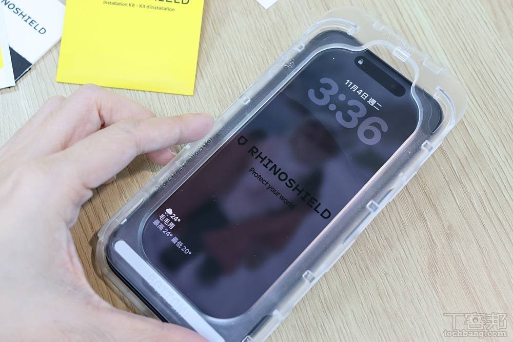 貼的時候只要把手機塞進去貼膜神器外框，然後撕掉安裝膜就可以了。