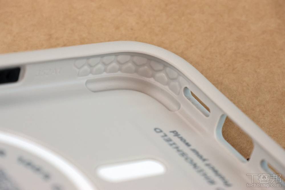 內側四角新增「隱藏緩衝槽」設計，在手機摔落時能形成潰縮空間，分散外力衝擊。