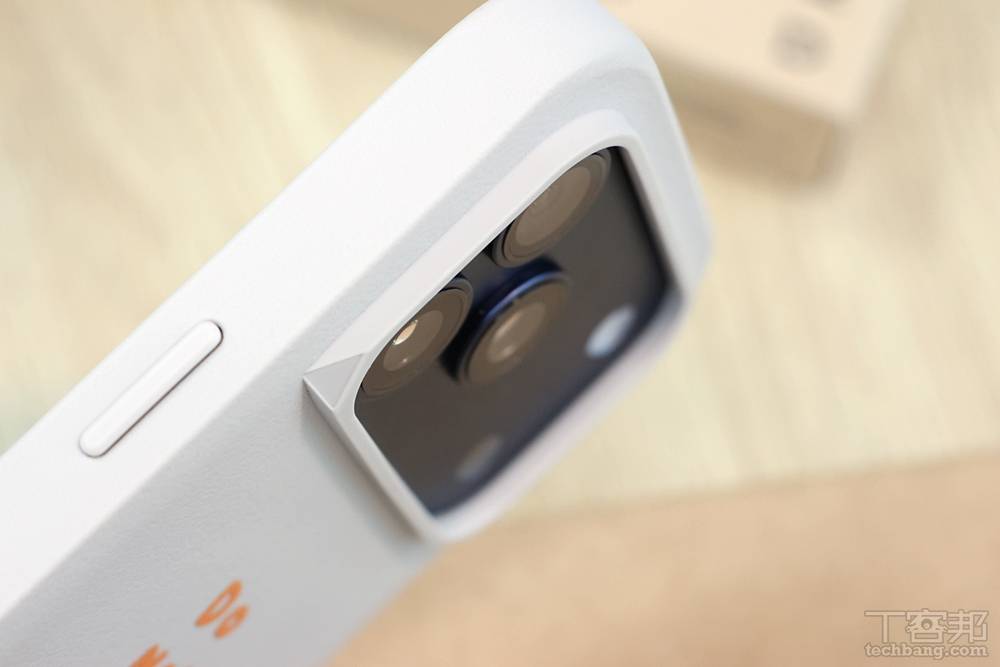 鏡頭有加高設計，不會直接跟桌面摩擦。