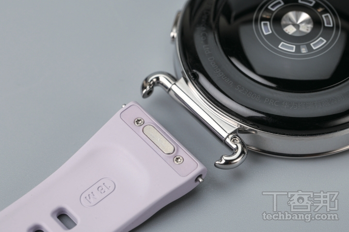 EasyFit 快拆設計只要按一下卡榫就可以卸下錶帶，方便隨時更換錶帶，搭配不同造型。