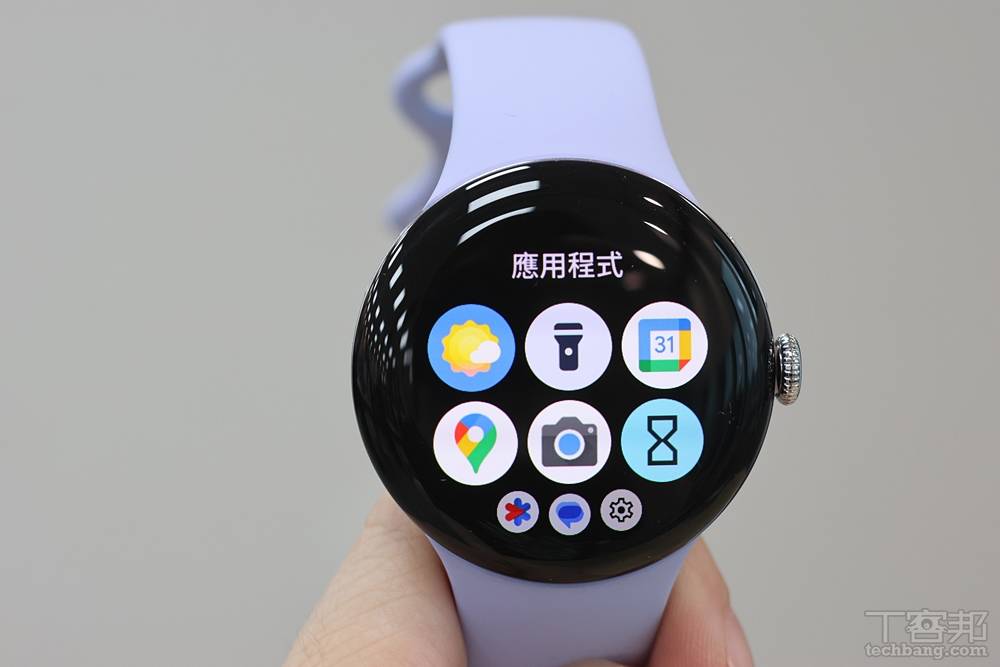 內建 WearOS，可以直接使用多個 Google app。