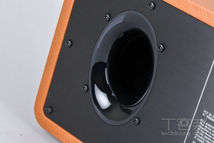 低音反射孔身背面配置低音反射孔，搭配 MDF抑震結構，強化低頻下潛與彈性表現。