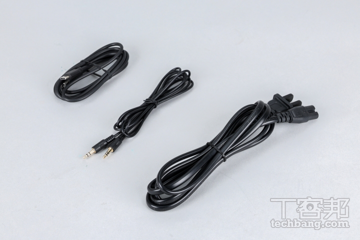 配件除了遙控器與電池之外，還配配備了電源線、USB 線和 3.5mm 音源線。