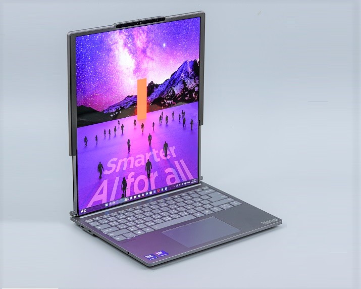 在展開螢幕時，就會向上延展變成 16.7 吋、47:40 狹長比例、2,000x2,350 解析度的垂直螢幕，大約可額外獲得 50% 的螢幕空間。