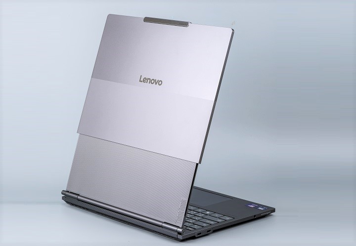 雖然 ThinkBook Plus Gen6 Rollable 通過 MIL-STD-810H 軍規測試，但螢幕延展後，會露出下層的背板，還是要小心使用。