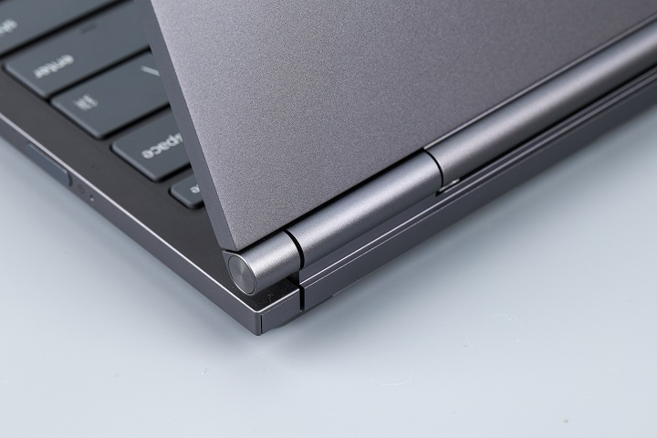 在機身的左右兩側可見 Lenovo 為捲軸螢幕的結構設計專屬的「自動張力捲軸軸承」。