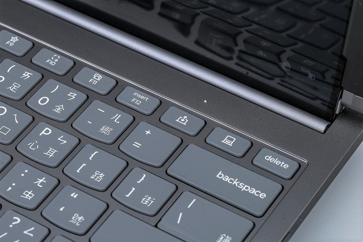 要由 14 吋變 16.7 吋的捲軸螢幕，只要按下 F12 鍵旁邊的啟動鍵即可，十分方便。至於旁邊的快捷鍵則是用來啟動「ThinkBook Workspace」應用程式。