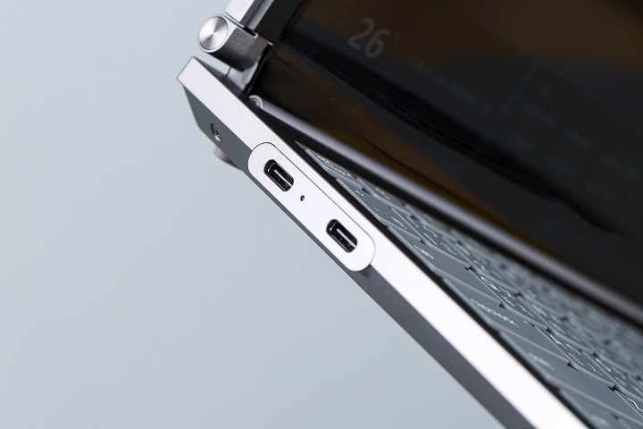 機身左側配置 2 個 USB 4 Type-C / Thunderbolt 4，同時支援 DP 2.1 及 PD 3.1 充電。