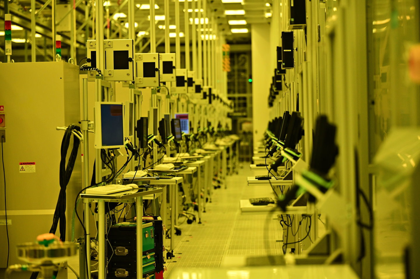 晶圓廠內還有許多不同功能的機器以及工作人員操作區域。