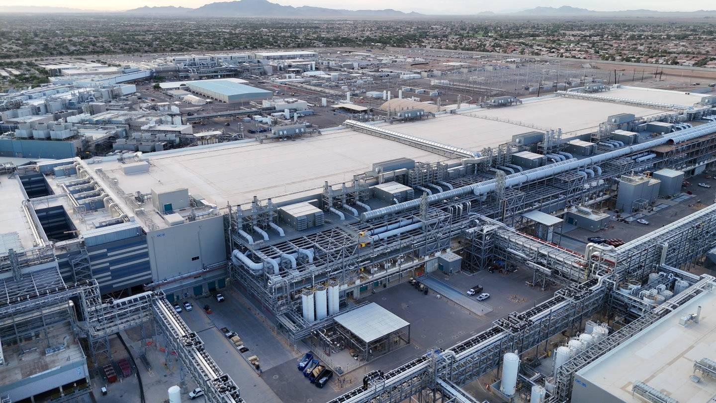 晶圓廠的高度達70英尺（約21.33公尺），全年無休生產數以百萬計的晶片，雖然其尺寸只有指甲般大小，卻是世上最複雜的產品之一。