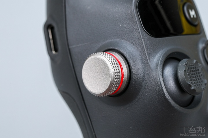 側面撥輪：短按切換對焦與變焦模式，滑動微調焦距，長按能控制八段補光燈亮度與色溫。  ▲ 側面撥輪：短按切換對焦與變焦模式，滑動微調焦距，長按能控制八段補光燈亮度與色溫。  ▲ 側面撥輪：短按切換對焦與變焦模式，滑動微調焦距，長按能控制八段補光燈亮度與色溫。