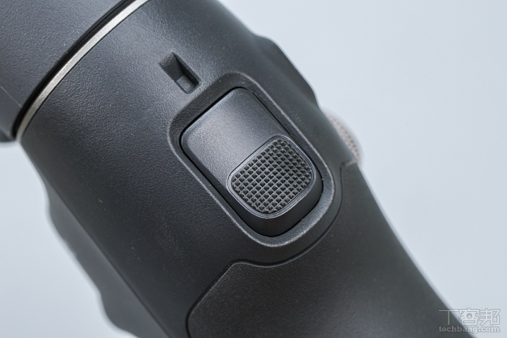 板機：單擊開關智慧跟隨、雙擊雲台回中、三擊將手機水平旋轉180度、按住進入全鎖定模式。  ▲ 板機：單擊開關智慧跟隨、雙擊雲台回中、三擊將手機水平旋轉180度、按住進入全鎖定模式。  ▲ 板機：單擊開關智慧跟隨、雙擊雲台回中、三擊將手機水平旋轉180度、按住進入全鎖定模式。