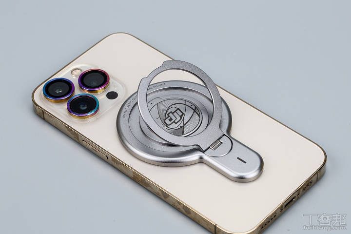 MagSafe磁吸背貼（另購）：可取代磁吸手機夾，取下手機更便捷，不過無法安裝多功能追蹤模組。  ▲ MagSafe磁吸背貼（另購）：可取代磁吸手機夾，取下手機更便捷，不過無法安裝多功能追蹤模組。