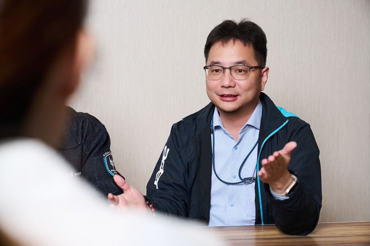 宏碁創新事業產品經理劉仲虎表示，面對教育數位轉型的痛點，宏碁提出 AI 教育數位分身概念，旨在將 AI 從傳統的「互動式」提升至「主動式」管理，透過科技自動化處理校務瑣事，讓教師能回歸教育本質。