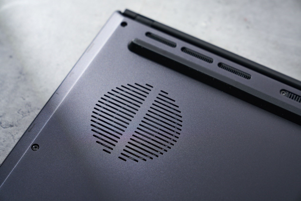 圓形進風孔雖面積不大，但位置精準對應內部的 AeroBlade 3D 刀鋒速冷風扇，確保氣流能有效導入，提升整體散熱效率。