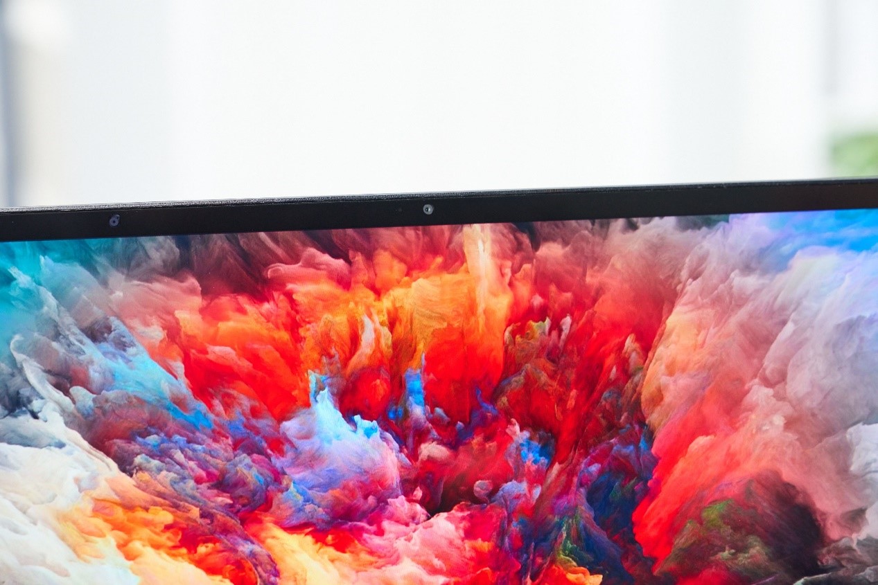 螢幕上方配置 FHD 解析度視訊攝影機，並整合動作感知器與陣列式麥克風，滿足日常會議與影音通訊需求。