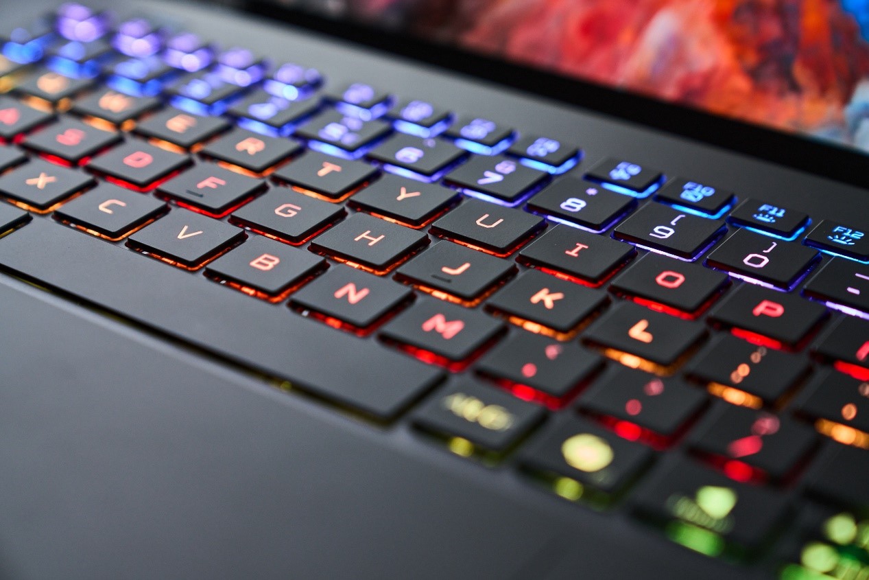 鍵盤採每鍵 RGB Mini LED 背光設計，支援多種燈色與效果自訂。