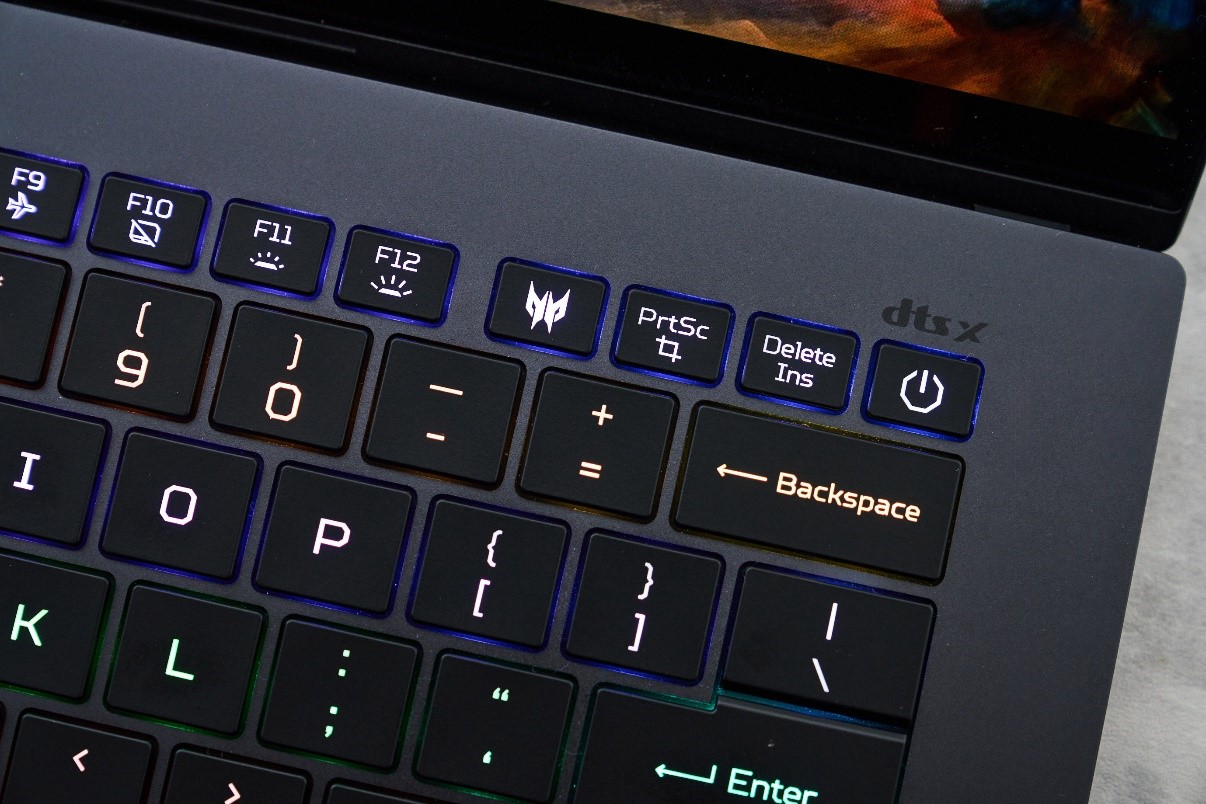 ▼ 鍵盤右上角配置 PredatorSense 快捷鍵，能迅速開啟系統控制介面，整合效能、風扇與燈效調整功能。