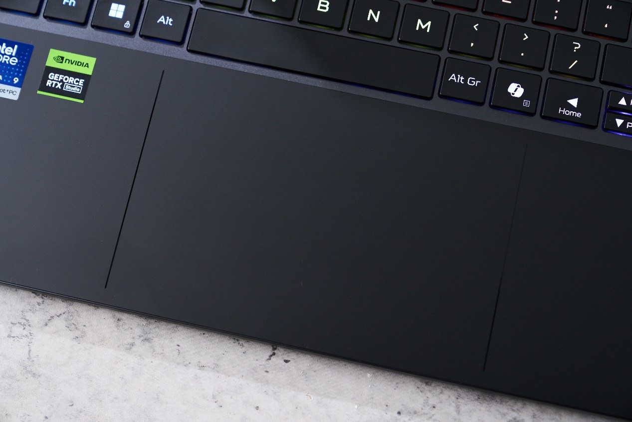 大尺寸無鍵式觸控板支援觸覺回饋功能。