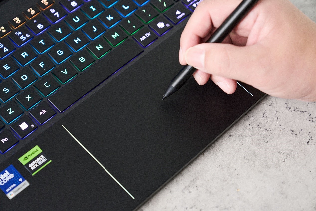 這支主動式觸控筆可搭配具觸覺回饋的觸控板使用，操作方式就像一般繪圖板一樣，採「絕對定位」設計，觸控板區域會直接對應螢幕位置，讓繪圖、書寫都相當直覺。