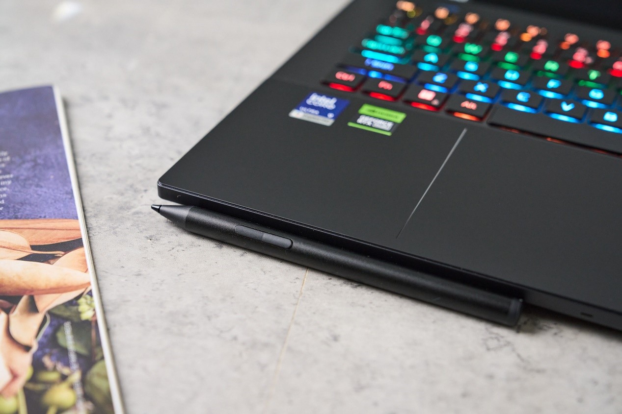 觸控筆可磁吸在 C 面下緣，不過磁力偏弱，建議不要在吸附狀態下攜帶移動以免滑落。