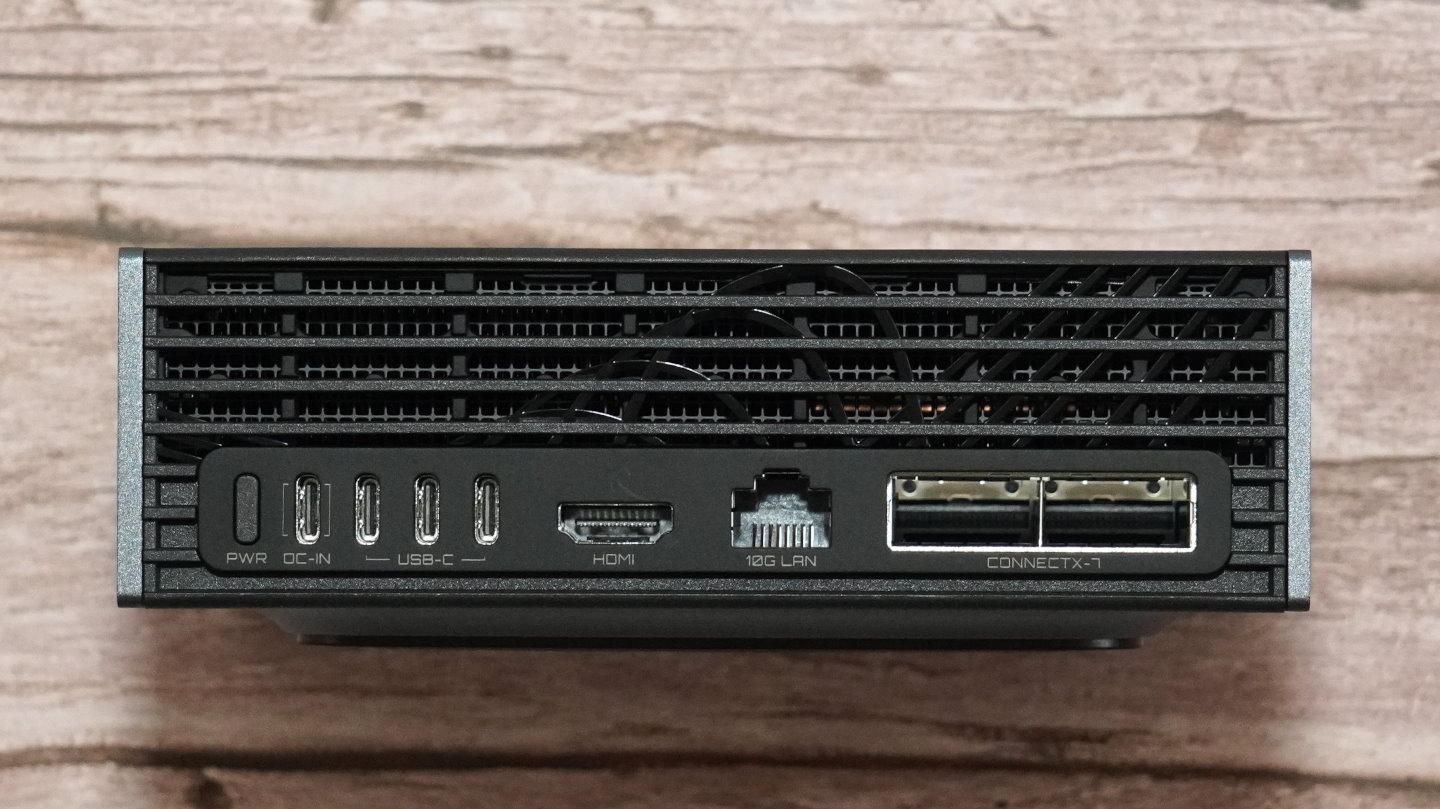 AI TOP ATOM 有一個電源端子，三組組 USB 3.2 Gen 2x2 Type-C (Up to 20Gbps)，還有 HDMI 2.1a 端子、10 GbE RJ-45 連接埠，以及一套 NVIDIA ConnectX-7 智慧網路介面卡。