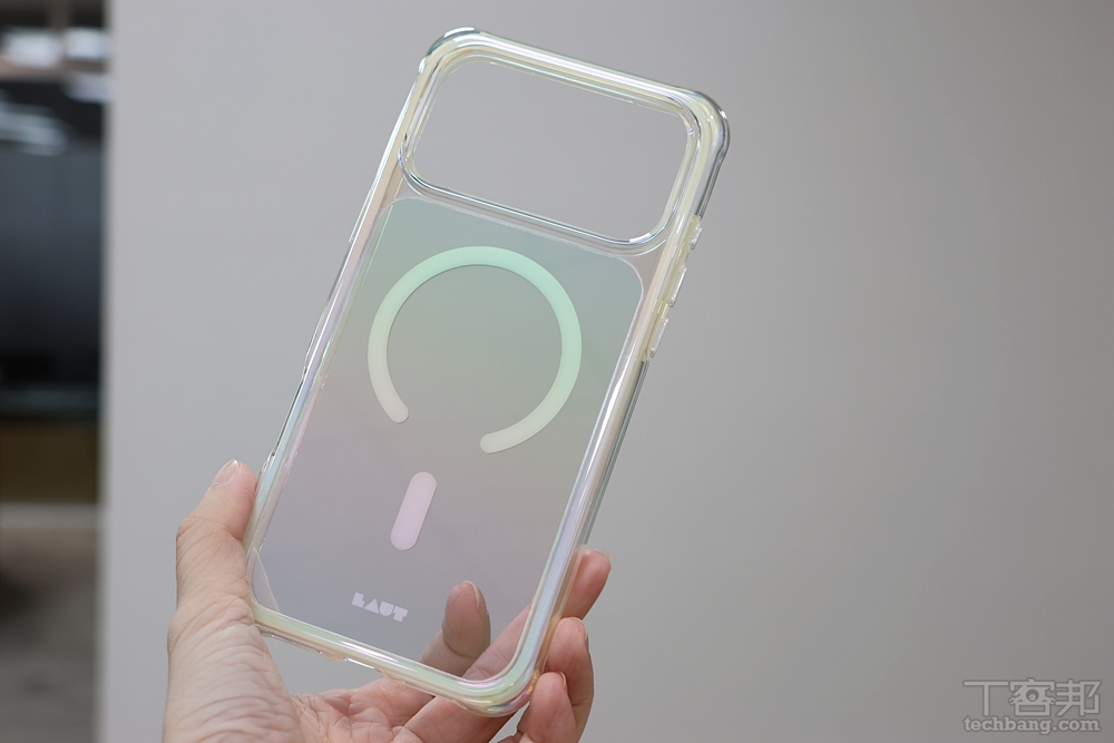 AERO HOLO 磁吸炫彩軍規耐衝擊保護殼具備 6.4 公尺的軍規防護。