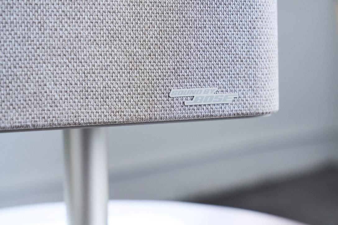 EF-72 機身上的「Sound by Bose」銘牌，象徵其音響系統經由 BOSE 專業調校，兼具高音質與設計質感。