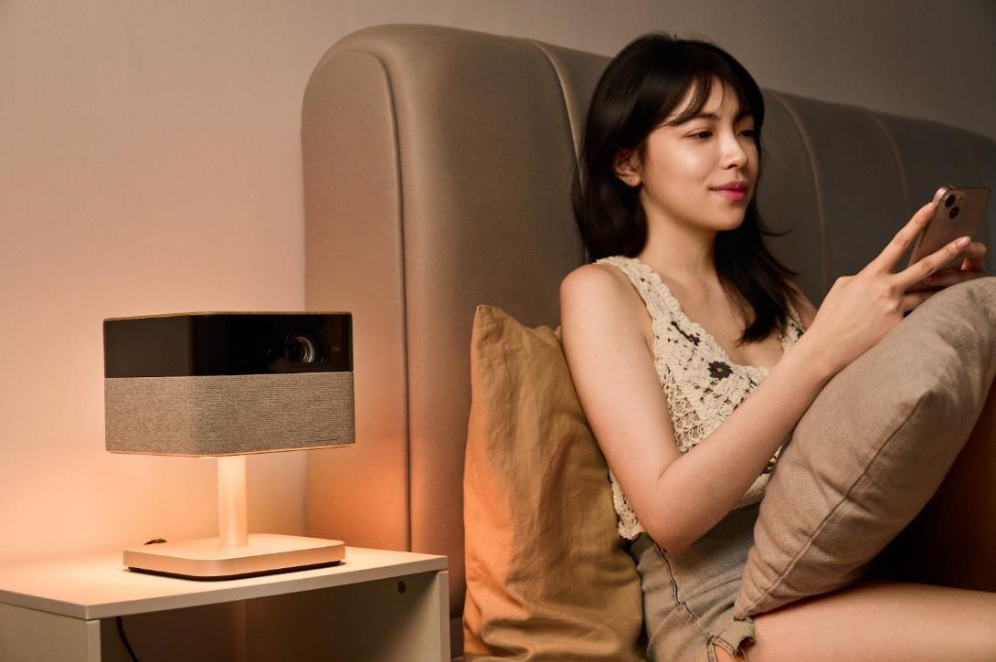 氣氛燈可獨立開啟，不必播放影片也能使用，因此 EF-72 投影機同時能化身為柔光床頭燈，營造放鬆氛圍。