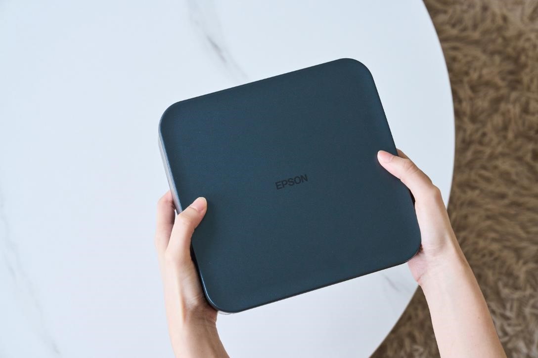 更小的光機也可以讓投影機變得更輕巧、便於攜帶。像是具備 4K PRO-UHD 解析度的 EF-62 機身僅重 1.6 公斤，甚至比大多數電競筆電都還要輕。