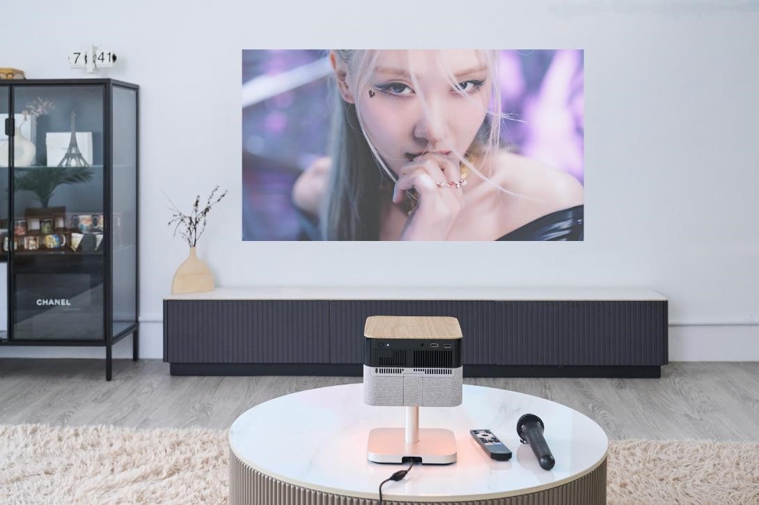 內建智慧避障與牆色補償功能，可自動偵測牆面環境，避開相框或盆栽等障礙，並依牆色自動修正白平衡與亮度，隨處都能呈現理想畫面。(圖為 EF-72)