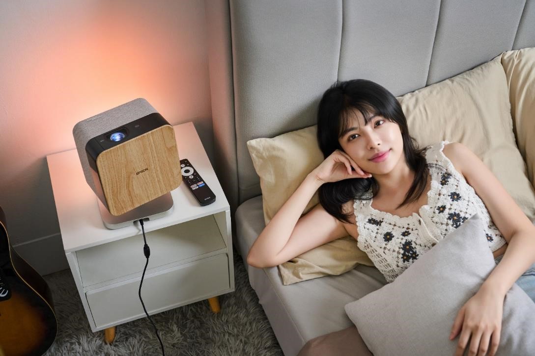 由於 EF-72 支援垂直投影，因此除了牆面外，天花板也能化身為大螢幕，躺著就能輕鬆追劇。