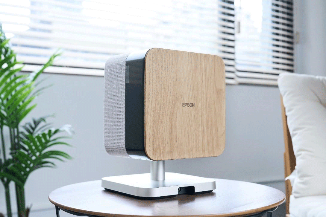 EF-72 配備多功能支架，除了水平旋轉外，也支援在 -15 至 +90 度的範圍內垂直調整投影方向。