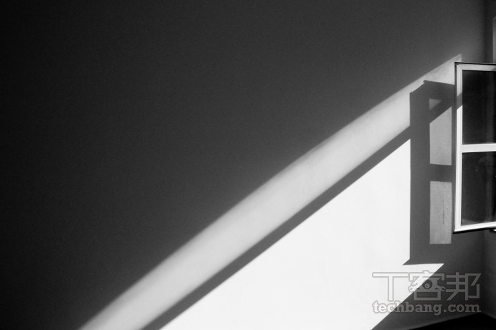 就算只是簡單的窗光,在有影子的加持下,瞬間就讓黑白影像有了情緒和氛圍。