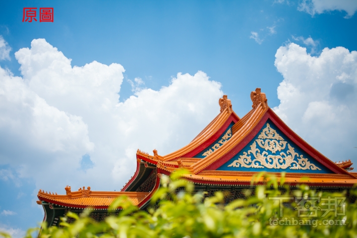 原圖直接轉黑白影像較顯得平淡,在套用紅色濾鏡後,可以發現藍天變得更深邃,白雲更加立體。