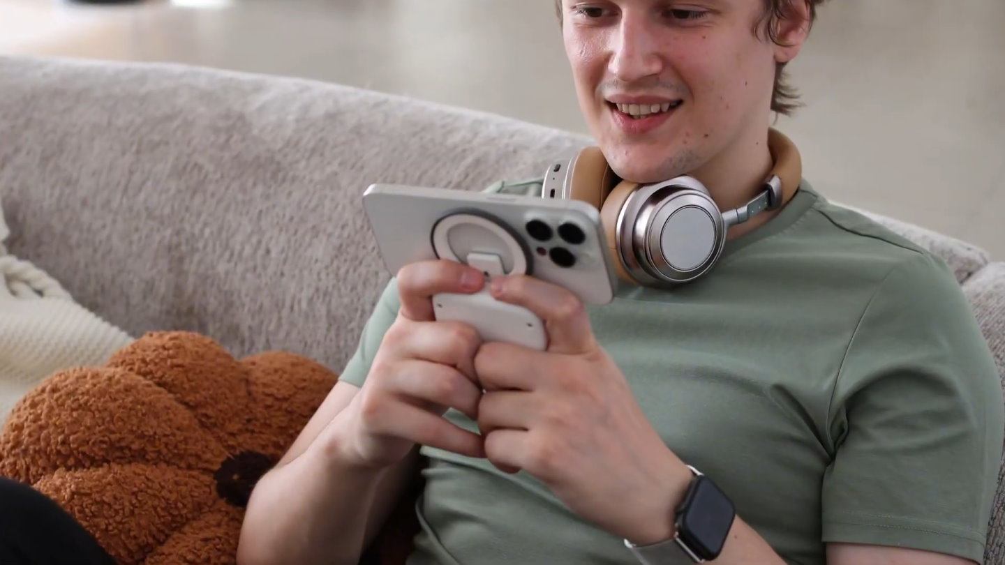 Abxylute M4安裝後可以順著MagSafe旋轉，手把支架本身具有上下伸縮功能。